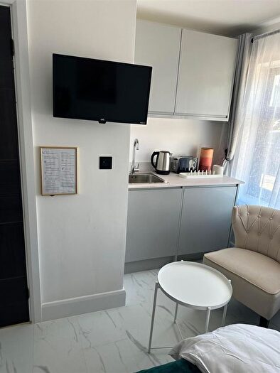 1 Bedroom Detached Bungalow To Rent In Green Lane, Hillingdon, Uxbridge, UB8