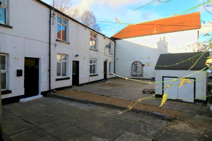 3 Bedroom Cottage To Rent In Off High Road, Willesden Green, London, NW10