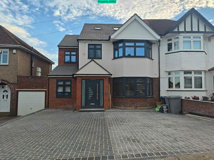 7 Bedroom Semi-Detached House To Rent In Rossdale Drive, London, NW9
