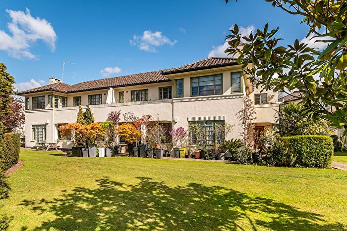 3 Bedroom Flat For Sale In Colebrook Close, London, SW15