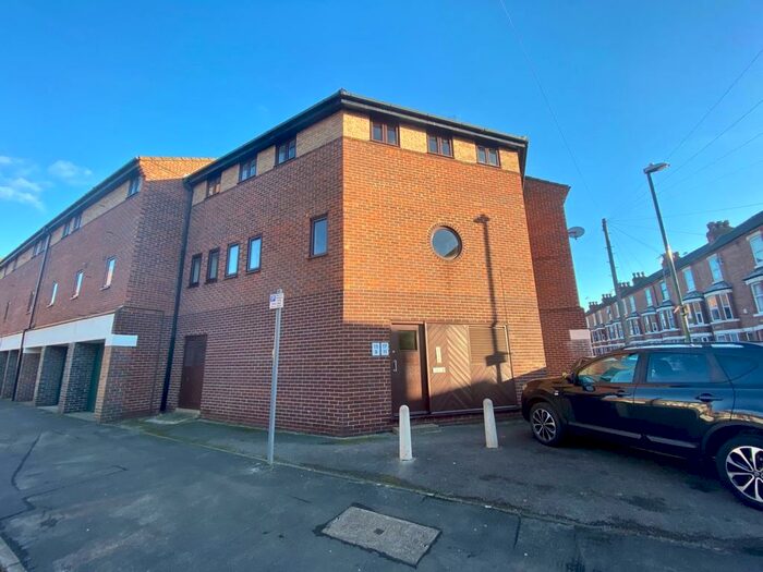 2 Bedroom Property To Rent In &#pppw, Grove Rd, NG7