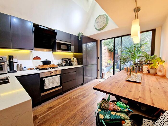 3 Bedroom Flat To Rent In Eardley Road, London, SW16