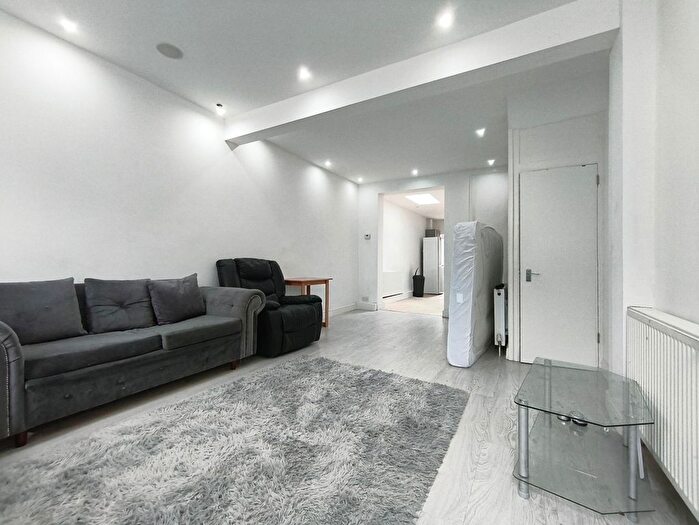 2 Bedroom Flat To Rent In Pond Road, London, E15