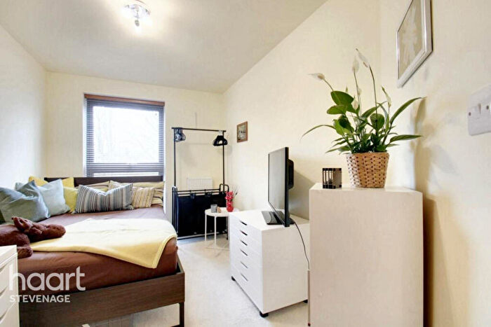 2 Bedroom Apartment For Sale In Woolners Way, Stevenage, SG1
