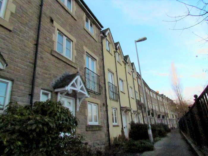5 Bedroom Town House To Rent In Waters Edge, Frome, BA11