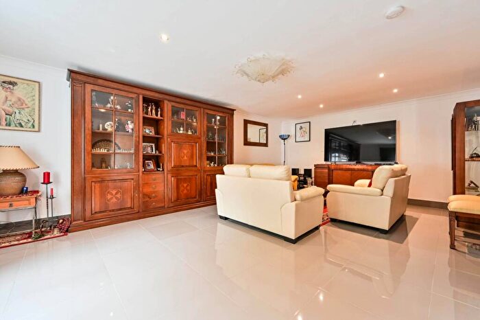 5 Bedroom Detached House For Sale In Connaught Road, Brookwood, Woking, GU24