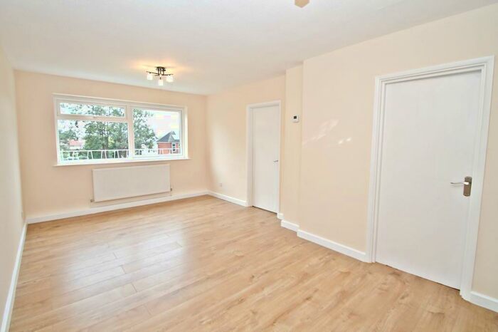 1 Bedroom Flat To Rent In Robin Hood Lane, Sutton, SM1