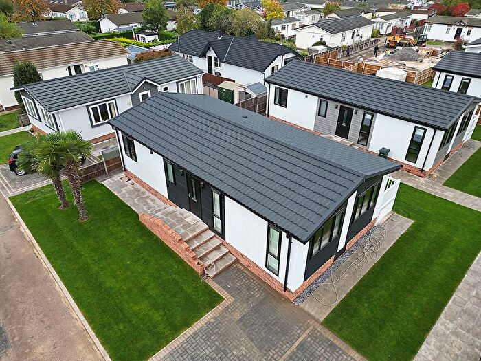 2 Bedroom Mobile/park Home For Sale In Shaftesbury Way, Kings Langley, Hertfordshire, WD4