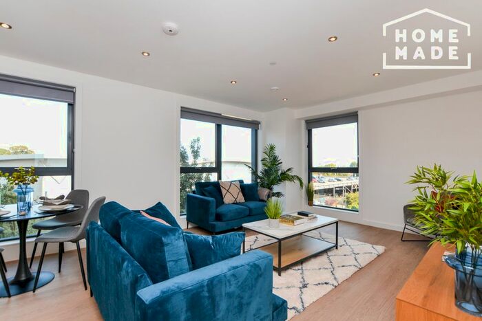 3 Bedroom Flat To Rent In Sienna House, Sutton, SM1