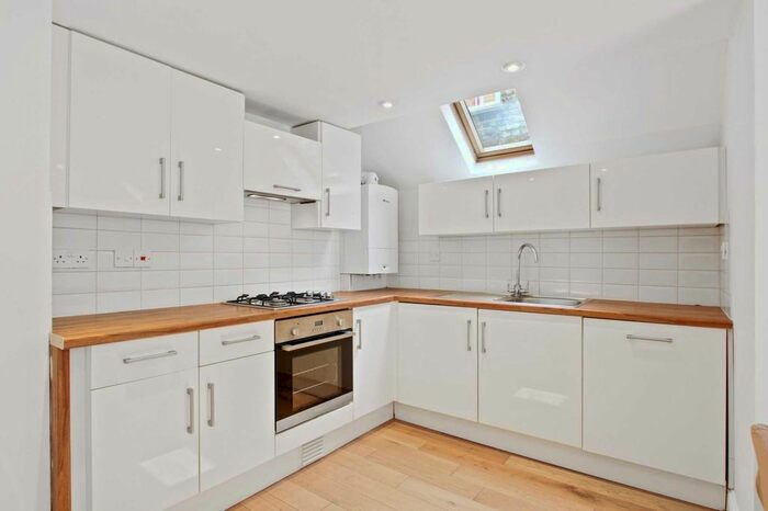 2 Bedroom Flat To Rent In Stephendale Road, Fulham, London, SW6