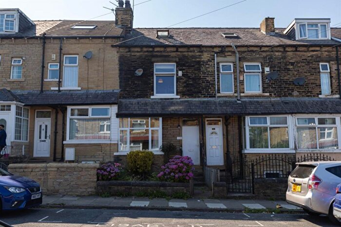 3 Bedroom Terraced House For Sale In Hastings Avenue, Bradford, BD5