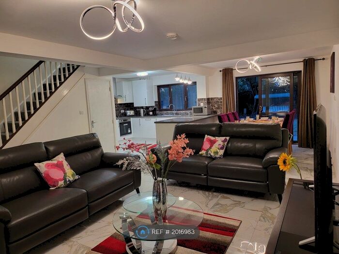 4 Bedroom Detached House To Rent In Wilkinson Croft, Birmingham, B8