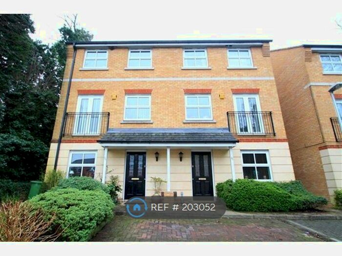 4 Bedroom Semi-Detached House To Rent In Sycamore Close, South Croydon, CR2