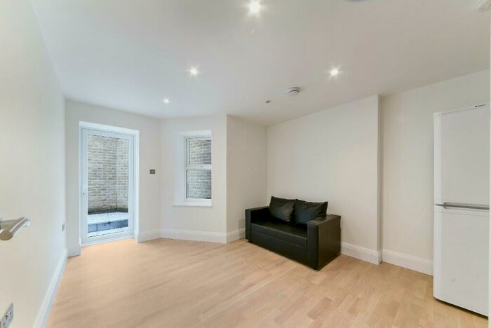 4 Bedroom Chalet To Rent In Ravens Way, London, SE12