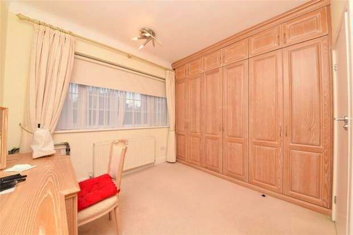 3 Bedroom Flat To Rent In Monarch Court, London, N2