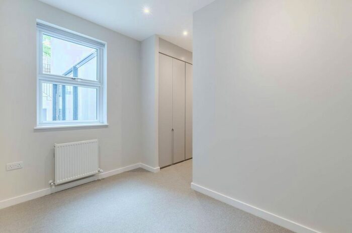 2 Bedroom Flat To Rent In Cavendish Road, Clapham South, London, SW12