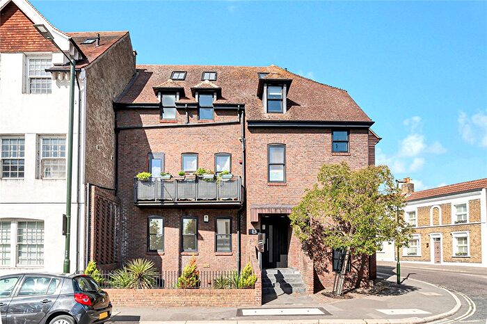 3 Bedroom Flat For Sale In High Street, Hampton, TW12