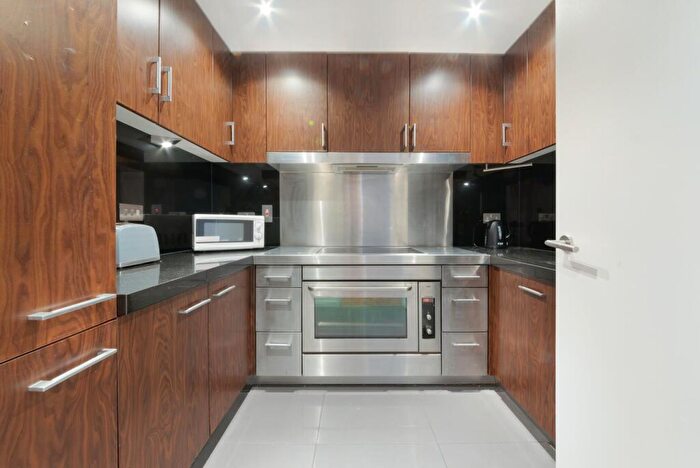 2 Bedroom Apartment To Rent In New Providence Wharf, Fairmont Avenue, London, E14