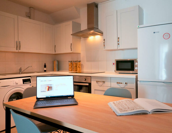 4 Bedroom Flat To Rent In Flat, Claremont Road, Manchester, M14