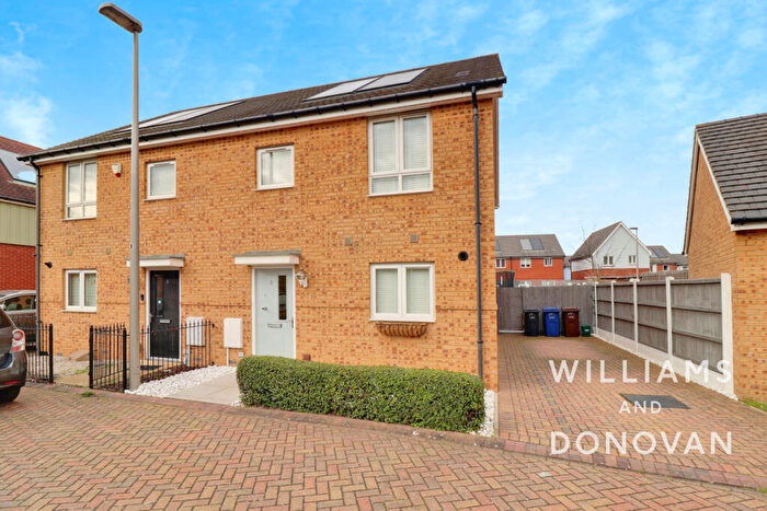 3 Bedroom Semi-Detached House For Sale In Sawcotts Way, Grays, RM16