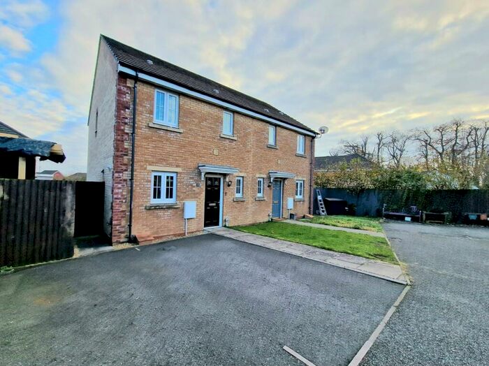 3 Bedroom Semi-Detached House To Rent In Clos Y Cudyll Coch, Broadlands, Bridgend County., CF31