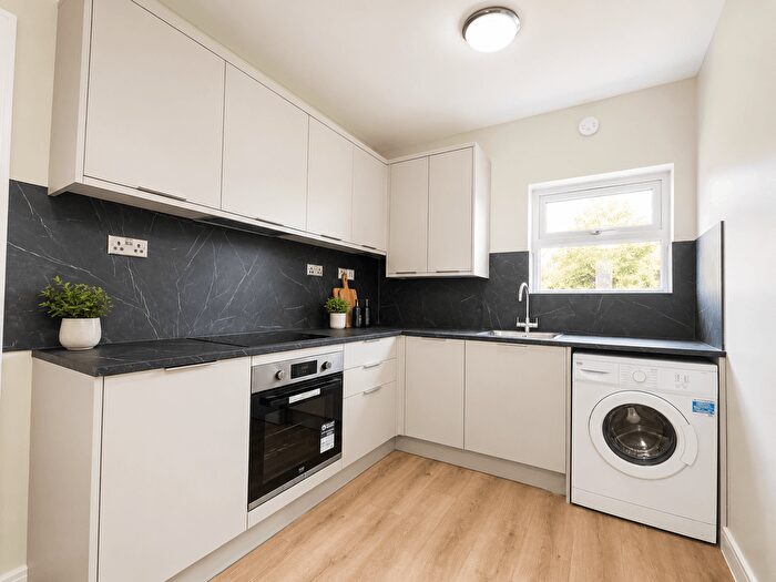 3 Bedroom Flat To Rent In Colenso Road, IG2