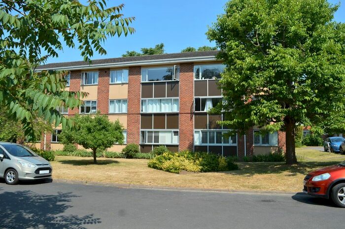 2 Bedroom Flat To Rent In Brockley Combe, Weybridge, KT13
