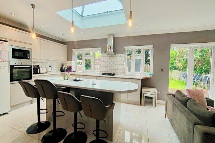 4 Bedroom Property To Rent In Midfield Way, Orpington, BR5