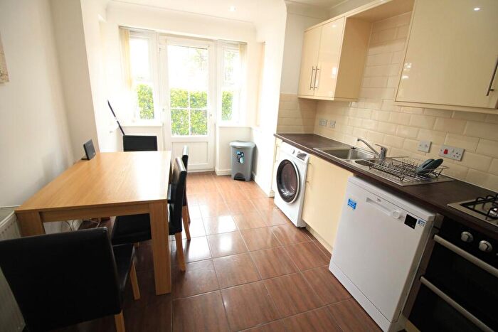 4 Bedroom Town House To Rent In Bandy Fields Place, Salford, M7