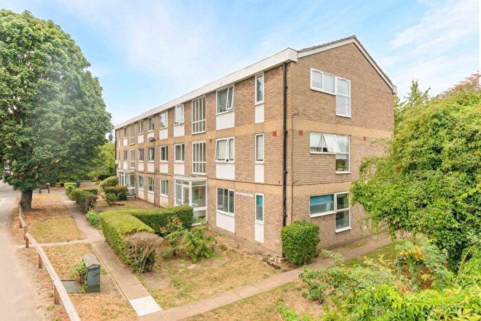 2 Bedroom Flat For Sale In Langton Close, Addlestone, KT15