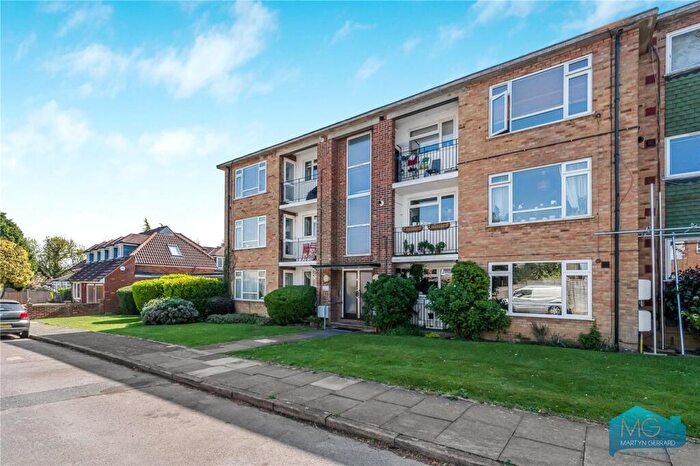 2 Bedroom Apartment For Sale In High Road, London, N20