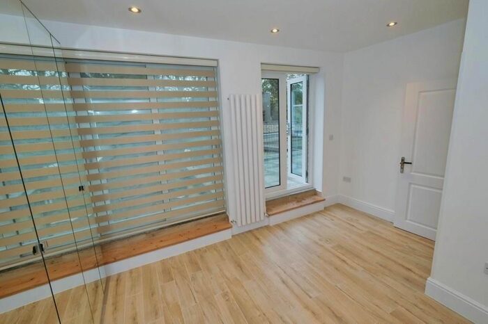 2 Bedroom Flat To Rent In Lewisham Way, London, SE14