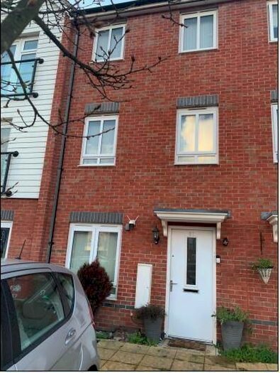 4 Bedroom Town House To Rent In Slough, Berkshire, SL3