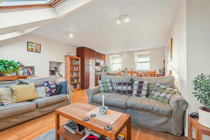 3 Bedroom Flat To Rent In Geraldine Road, London, SW18