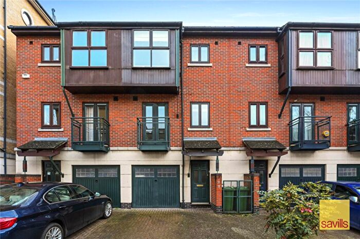 3 Bedroom Mews For Sale In Fairfax Mews, Silvertown, London, E16
