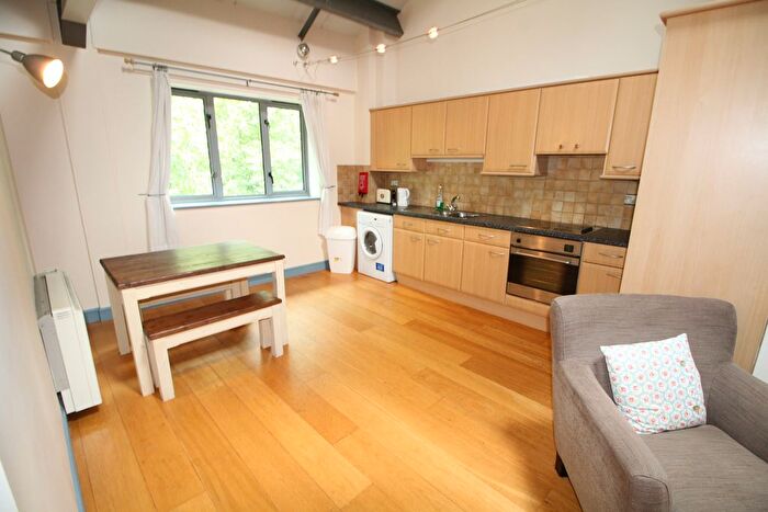 2 Bedroom Flat To Rent In Aberdeen Street, Nottingham, NG3