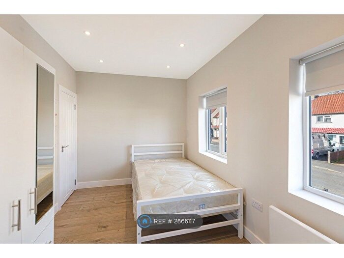 Studio To Rent In Lime Close, South Ockendon, RM15