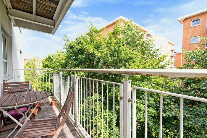 2 Bedroom Flat To Rent In Overstone Court, Cardiff, CF10