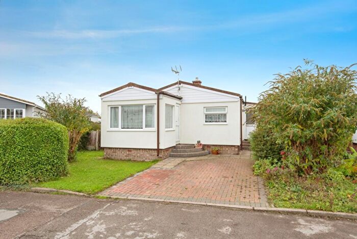 2 Bedroom Mobile Home For Sale In Three Star Park, Bedford Road, Lower Stondon, Henlow, SG16