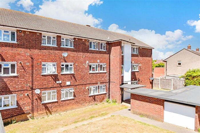 2 Bedroom Flat For Sale In Hatch Grove, Romford, Essex, RM6
