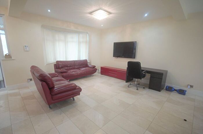 5 Bedroom Semi-Detached House To Rent In Somersby Gardens, Ilford, IG4