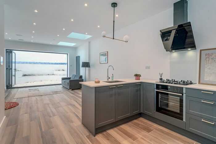 4 Bedroom Flat To Rent In Turneville Road, London, W14