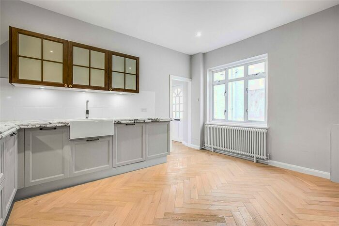 2 Bedroom Mews To Rent In Friars Stile Place, Richmond, Surrey, TW10