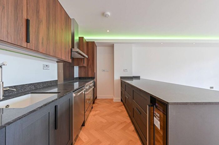 2 Bedroom Flat For Sale In Oak House, Bethnal Green, London, E2