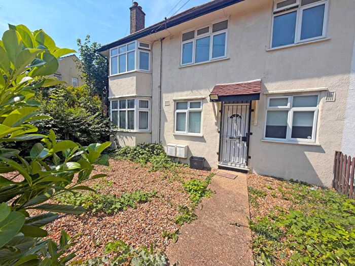 2 Bedroom Flat For Sale In Roding Lane North, Woodford Green, Essex, IG8