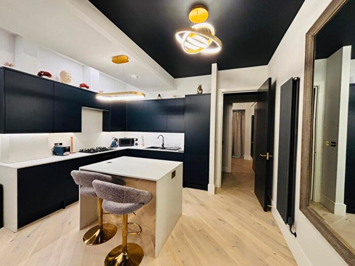 1 Bedroom Flat For Sale In High Road, Whetstone, Barnet, London, N20