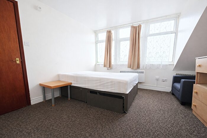 Studio To Rent In Ravenstone Road, London, N8