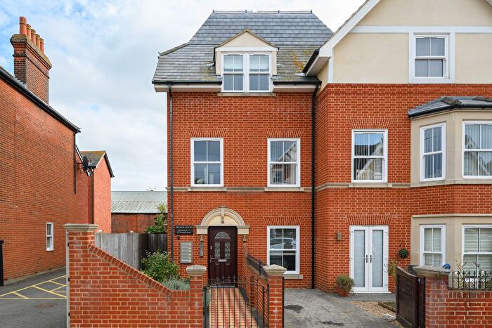 2 Bedroom Flat For Sale In Leopold Road, Felixstowe, IP11