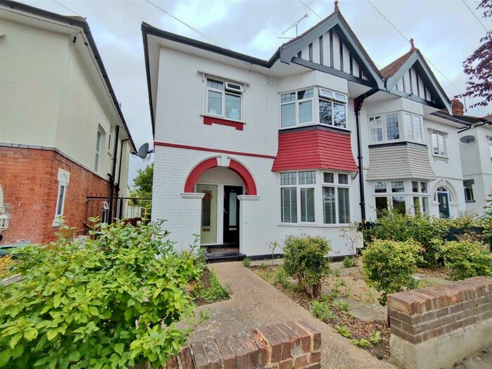 1 Bedroom Flat To Rent In Burnham Road, Leigh-On-Sea, SS9