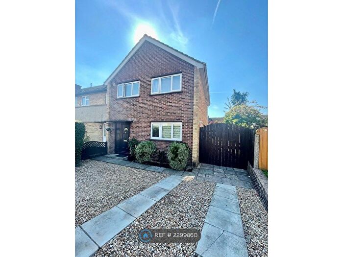 3 Bedroom Semi-Detached House To Rent In Hopwood Close, Newbury, Berkshire, RG14